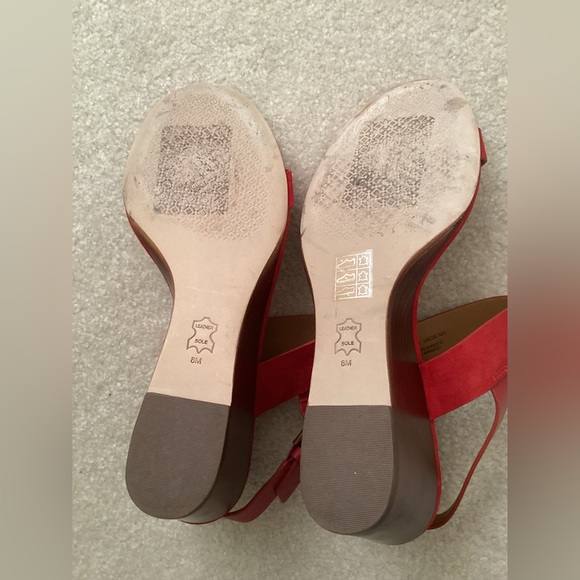 Tory Burch US 8 Benton Suede Wedge Ankle Strap Logo Charm Sandal Red - Picture 5 of 5